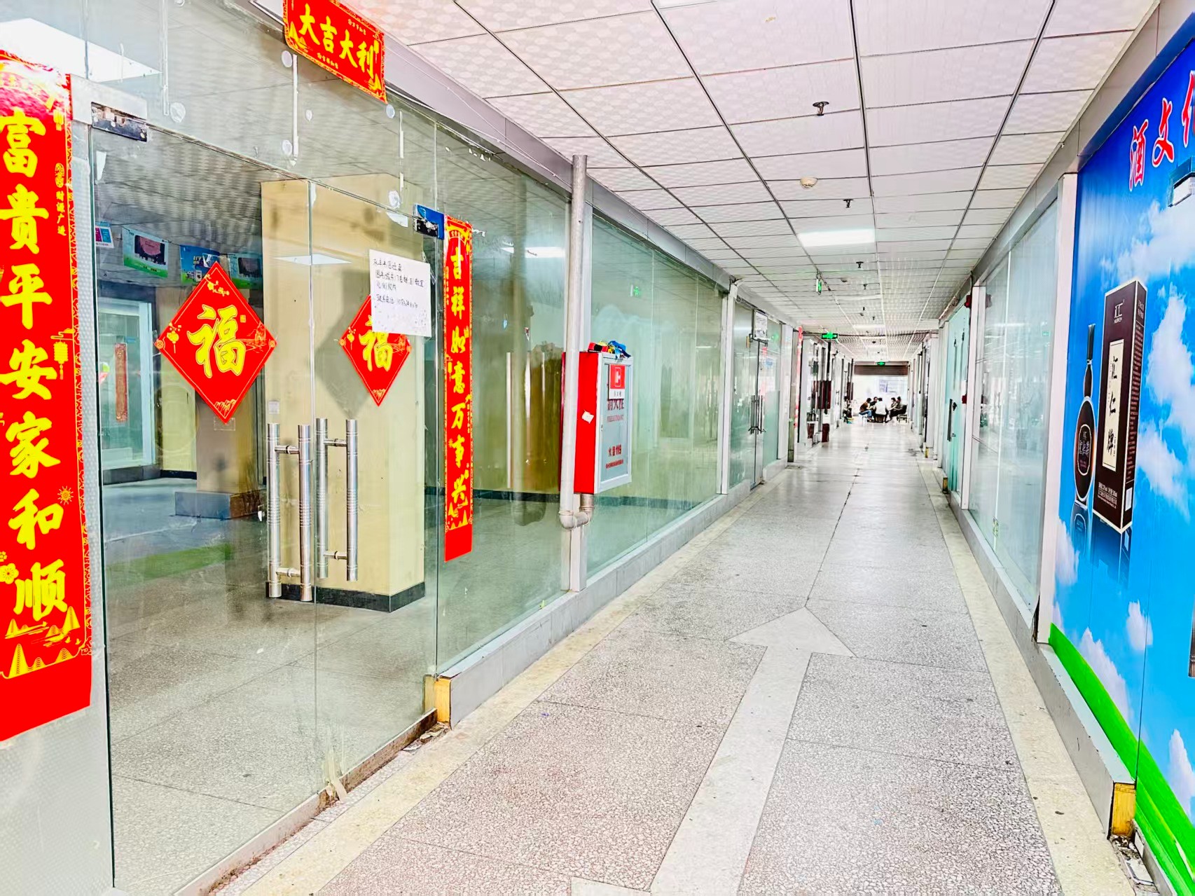 新区园区位于洛阳市老城区春都路商贸核心区域，周边商业氛围成熟，交通便利，配套完善。依托传统副食品商贸资源，园区具备良好的经营基础和人气优势，是企业办公、商品展示、批发零售及创业发展的理想选择。