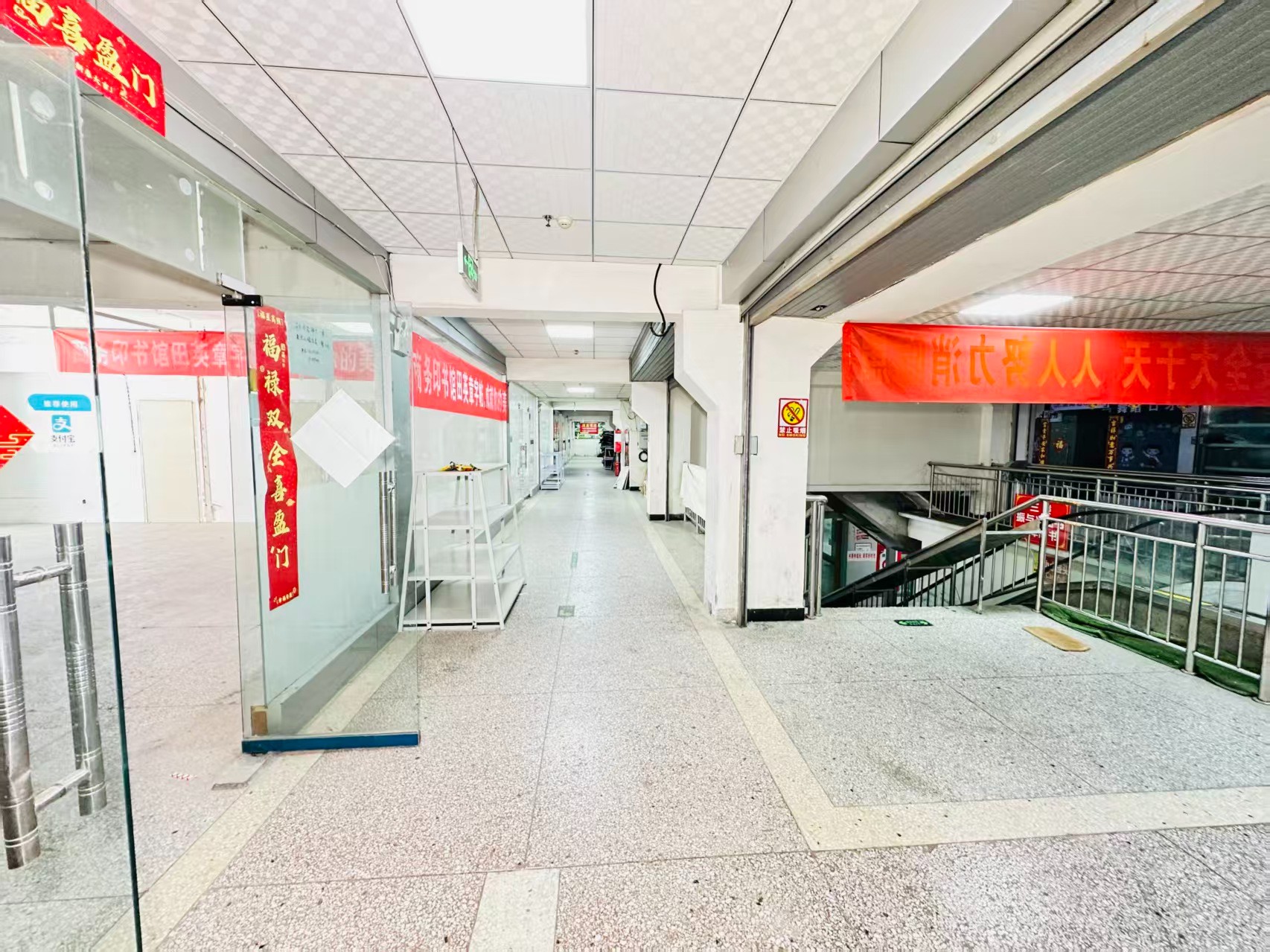 新区引入人工智能技术应用场景，推动AI与商业、零售、电商、企业服务等领域融合发展。
