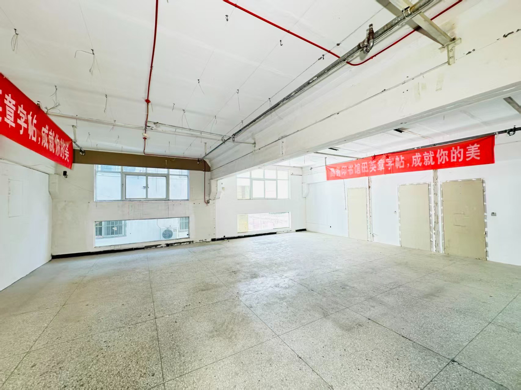 新区重点吸引人工智能应用、数字经济、电商直播、智能制造服务、软件开发、科技创新企业及创业团队入驻